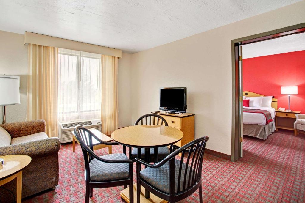 Ramada by Wyndham Salt Lake City Airport Hotel image 12