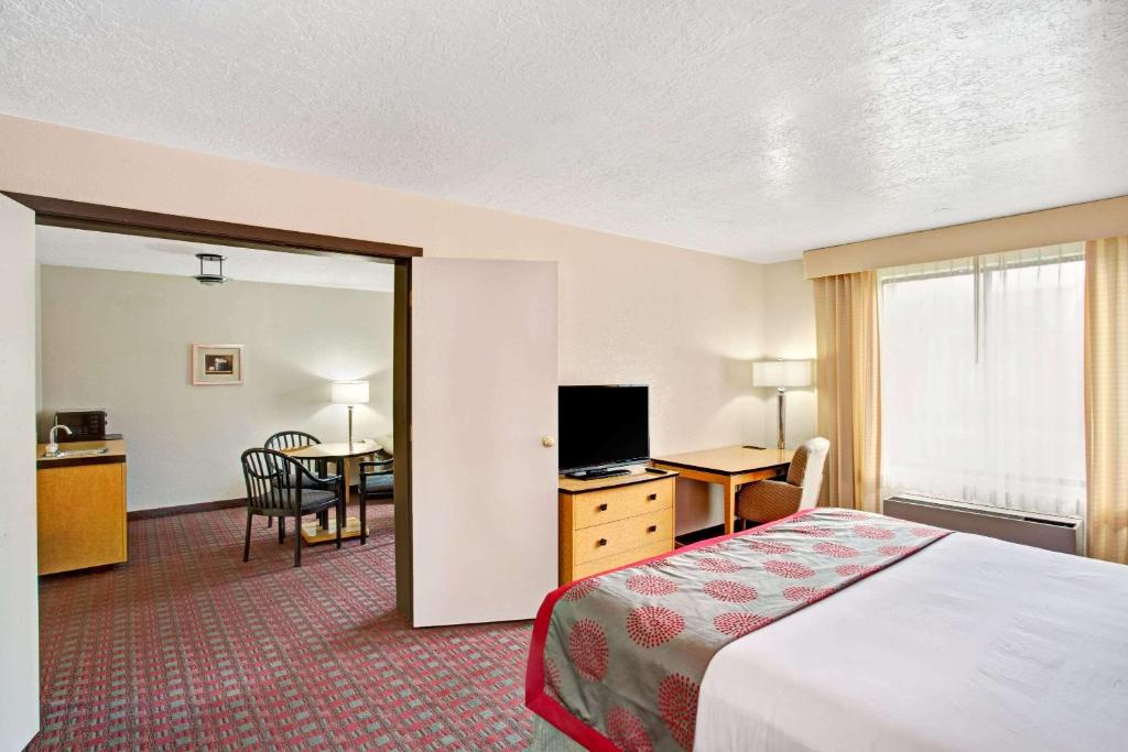 Ramada by Wyndham Salt Lake City Airport Hotel image 13