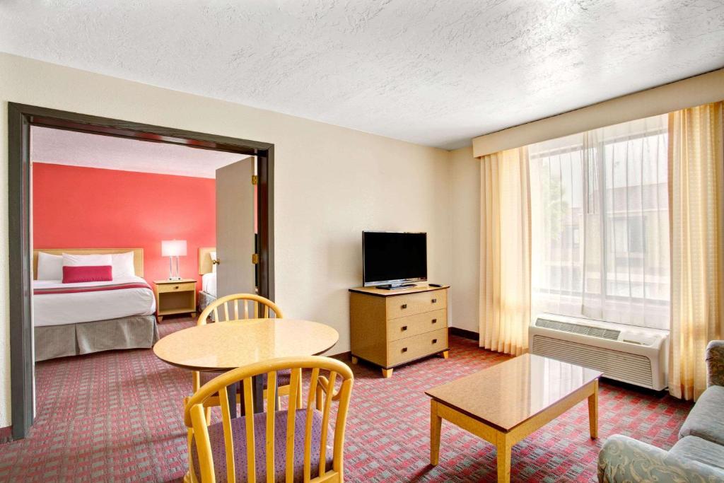 Ramada by Wyndham Salt Lake City Airport Hotel image 14
