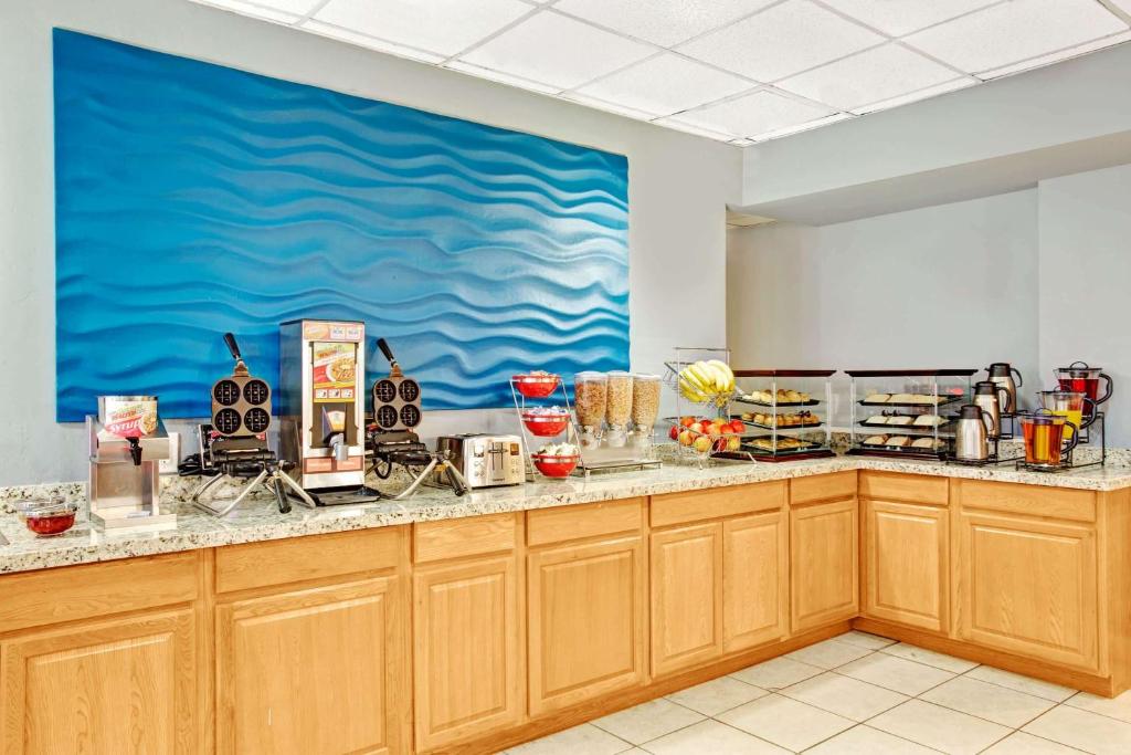 Ramada by Wyndham Salt Lake City Airport Hotel image 15