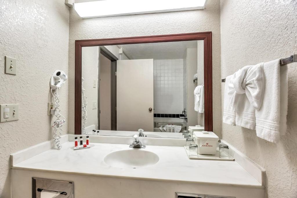 Ramada by Wyndham Salt Lake City Airport Hotel image 20